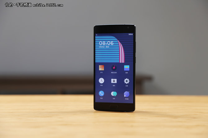 HTC One M9+是HTC在今年上半年針對大陸市場特別推出了旗艦機型，相比于M9，HTC One M9+加入了指紋識別功能，并且采用了更大尺寸的2K分辨率屏幕。同時也延續(xù)了HTC One M8經(jīng)典的全金屬一體成型機身以及后置雙攝像頭?，F(xiàn)在我們發(fā)現(xiàn)這款上市價格高達(dá)4999元的手機直降兩千五，在國美在線僅售2489元!有打算購入M9+的小伙伴一定要抓住這次機會哦!