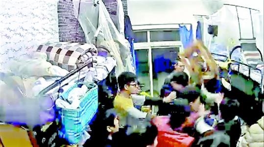 大學(xué)生網(wǎng)上叫外賣(mài) 吃出一串鑰匙