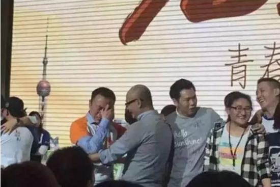 (穿著藍(lán)色襯衫，外面套橙白相間的大眾點評工服的是張濤)