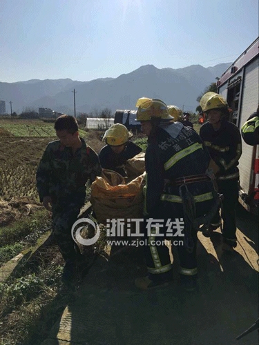 男子玩滑翔傘遇險(xiǎn)：掛在11萬(wàn)伏高壓線上