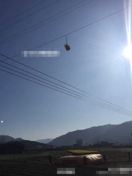 男子玩滑翔傘遇險(xiǎn)：掛在11萬(wàn)伏高壓線上