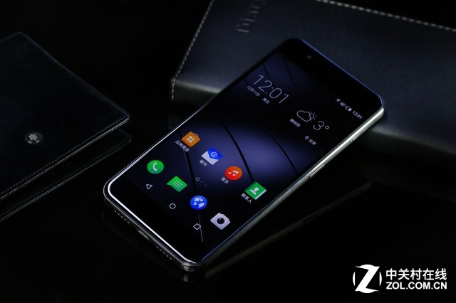 Gigaset ME pro采用1920x1080像素的5.5英寸屏幕，高通驍龍810處理器，3GB RAM+32GB ROM，以及800萬像素+后置2000萬像素的組合，電池容量4000mAh。相比Gigaset ME，除了機身更大、在后置攝像頭配置以及電池上優勢明顯。