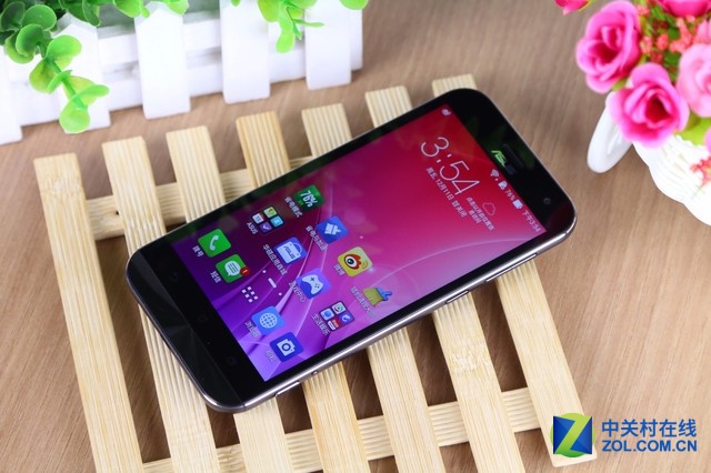 華碩鷹眼ZenFone Zoom是一款以拍照見長的機(jī)型，其后置相機(jī)為1300萬像素，采用Panasonic SmartFSI傳感器，10枚HOYA鏡片，擁有雙色溫LED閃光燈，可實(shí)現(xiàn)3倍光學(xué)變焦、OIS光學(xué)防抖，并擁有75°廣角。前置攝像頭則是主流的500萬像素，擁有f/2.0大光圈及88°廣角，考慮到用戶的自拍需求，也加入了美顏模式。
