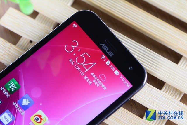 華碩鷹眼ZenFone Zoom是一款以拍照見長的機(jī)型，其后置相機(jī)為1300萬像素，采用Panasonic SmartFSI傳感器，10枚HOYA鏡片，擁有雙色溫LED閃光燈，可實(shí)現(xiàn)3倍光學(xué)變焦、OIS光學(xué)防抖，并擁有75°廣角。前置攝像頭則是主流的500萬像素，擁有f/2.0大光圈及88°廣角，考慮到用戶的自拍需求，也加入了美顏模式。