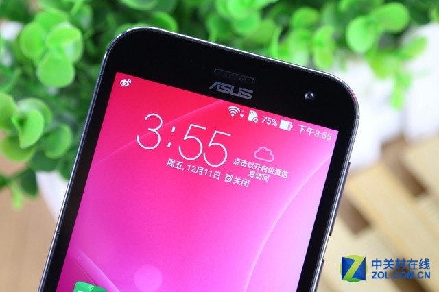 華碩鷹眼ZenFone Zoom是一款以拍照見長的機(jī)型，其后置相機(jī)為1300萬像素，采用Panasonic SmartFSI傳感器，10枚HOYA鏡片，擁有雙色溫LED閃光燈，可實(shí)現(xiàn)3倍光學(xué)變焦、OIS光學(xué)防抖，并擁有75°廣角。前置攝像頭則是主流的500萬像素，擁有f/2.0大光圈及88°廣角，考慮到用戶的自拍需求，也加入了美顏模式。