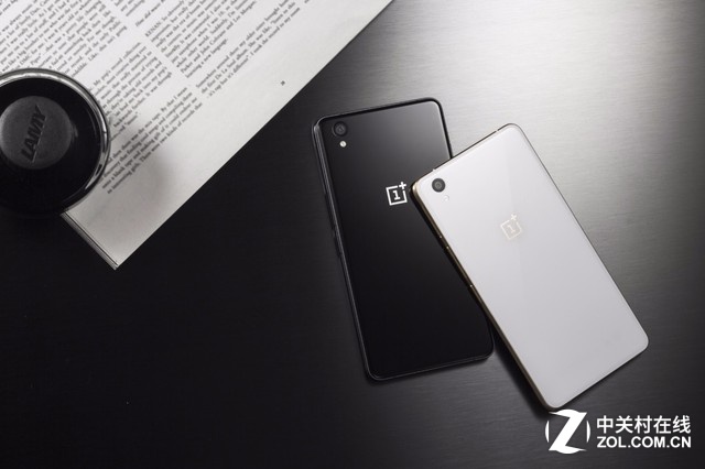 10月29日發(fā)布的一加手機(jī)X搭載高通驍龍801處理器+2GB RAM，提供16GB ROM，擁有5英寸AMOLED顯示屏，前置800萬(wàn)像素?cái)z像頭，后置1300萬(wàn)像素?cái)z像頭，售價(jià)1499元。