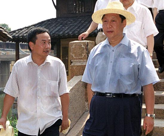 2005年8月3日，時(shí)任中共浙江省委書記、省人大常委會(huì)主任習(xí)近平到烏鎮(zhèn)調(diào)研，時(shí)任烏鎮(zhèn)古鎮(zhèn)保護(hù)與旅游開發(fā)管委會(huì)主任陳向宏匯報(bào)古鎮(zhèn)情況。圖/徐建榮 攝