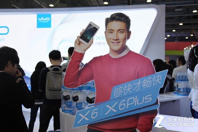 vivo X6以及X6Plus是vivo展臺上最受關注的產品，作為vivo眼下重點主推的新機，用戶紛紛來體驗它們的“快”。