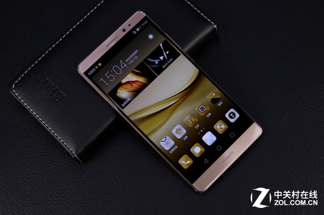 搭載了麒麟950的華為Mate 8同時也是華為旗下首款搭載Android 6.0的<a href=/mobile/ target=_blank class=infotextkey>智能手機</a>，絕對搶眼的配置，奢華精湛的工藝設計，打造出這款極致的Mate 8，加上全新推出的摩卡金配色更是使該機得到了更多用戶的青睞。