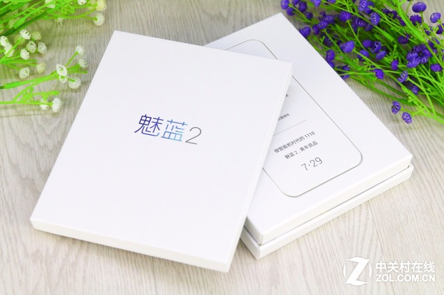 7月29日魅族魅藍2發(fā)布會前不久，我們收到了本次發(fā)布會邀請函，邀請函包裝盒為印有“魅藍2”的正方形白色包裝盒，盒內(nèi)附有一張邀請及一部<a href=/tags/209-0.html target=_blank class=infotextkey>諾基亞</a>1110手機。
