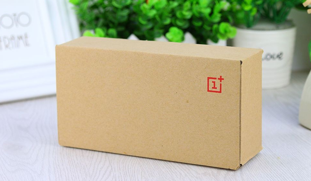一加于7月28日在北京奧雅會展中心舉行新品發(fā)布會，正式發(fā)布了一加手機2代，而發(fā)布會邀請函中的四個小木塊也提前向人們暗示了，一加手機2代的木質(zhì)后殼。