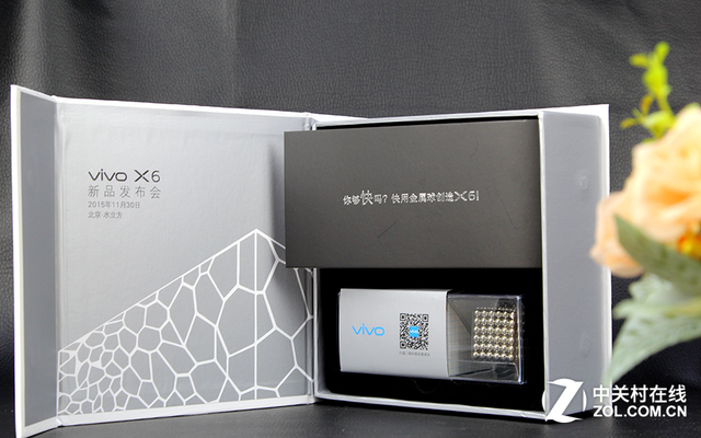 <a href=/tags/92-0.html target=_blank class=infotextkey>vivo</a> X6發(fā)布會的邀請函里的禮物我們并不是第一次見到了，這與之前中興發(fā)布會送出的禮物相同，而這些小鋼珠也是想說明vivo X6其高達98%金屬占比的機身設計。