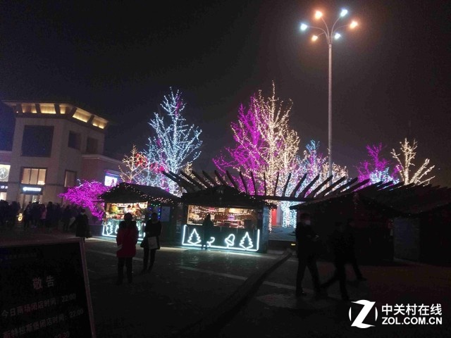 在節(jié)日的氛圍下，夜晚到處霓虹閃爍。