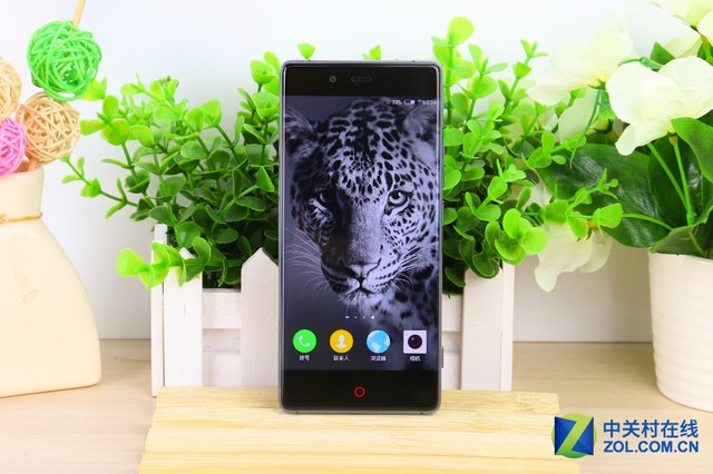 延展視覺 首款無邊框手機(jī)nubia Z9首測 