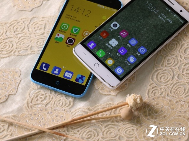 筆者似乎猜到，評論里又會有大量吐槽關(guān)于黑邊的問題。作為百元機(jī)，黑邊的現(xiàn)象無法避免。這兩部手機(jī)中TCL的屏占比稍大一點(diǎn)。