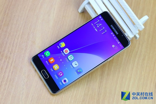 三星Galaxy A7 2016版搭載了5.5英寸1080P分辨率屏幕，采用Super AMOLED材質(zhì)，機(jī)身表面為玻璃+金屬的材質(zhì)，并配備了指紋識(shí)別功能。在硬件配置上采用的高通驍龍615八核64位處理器，配以3GB內(nèi)存，整機(jī)性能更上一個(gè)臺(tái)階，帶來(lái)震撼的視覺體驗(yàn)。在拍照方面配備了1300萬(wàn)像素主攝像頭和500萬(wàn)像素主攝像頭，均采用F1.9大光圈，支持OIS光學(xué)防抖。
