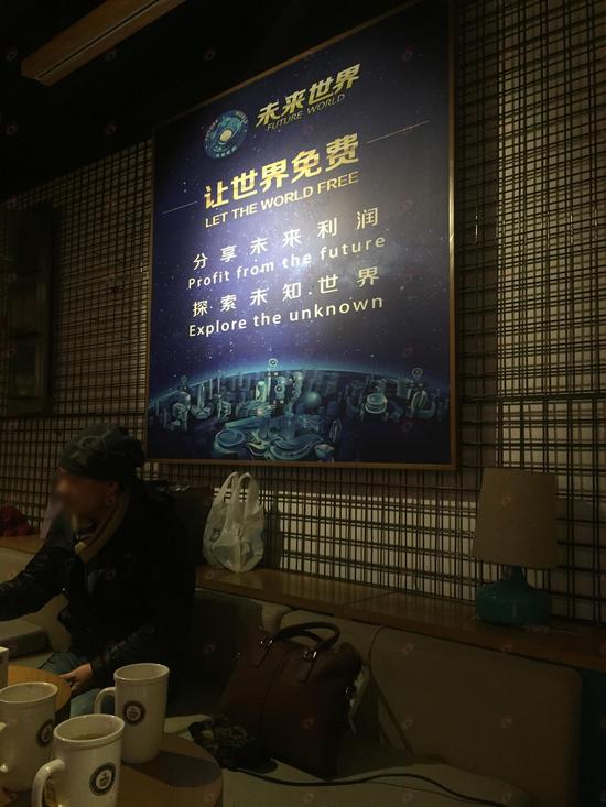 咖啡廳里的帽子哥正跟前來(lái)咨詢的人回答網(wǎng)絡(luò)黃金的問(wèn)題