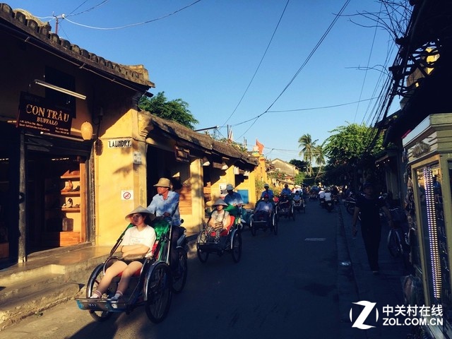 迦南島結束之后，自然就是對岸的會安古城。這里個人建議，不需要額外買票進入古城，只要有給力的走位，你也可以免費游歷。