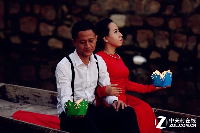 途中還遇到了拍攝婚紗的年輕夫婦，因為會安古城除了是旅游勝地之外，還是婚紗拍攝的圣地。