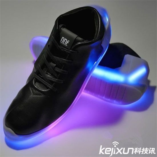 智能鞋子搶風(fēng)頭：不僅能說(shuō)話還能給手機(jī)充電！