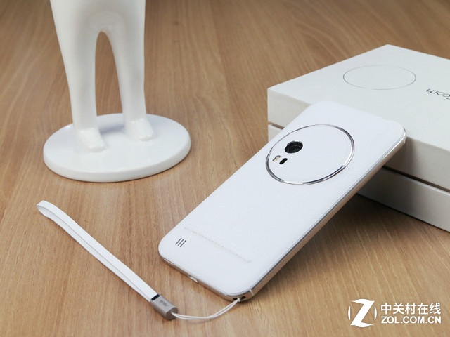 最薄光學(xué)變焦 白色華碩ZenFone Zoom賞析
