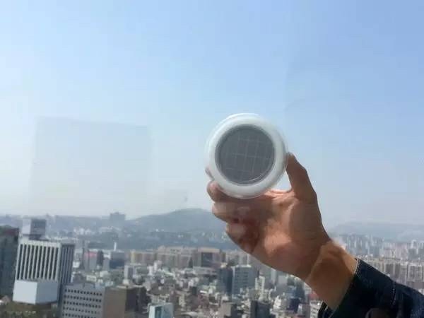 設計師 Kyuho Song 和 Boa Oh設計了一款可以直接用在玻璃上的太陽能面板插座，并且背后提供了插座方便直接輸出，整體還非常方便攜帶，環保的太陽能供電方案。