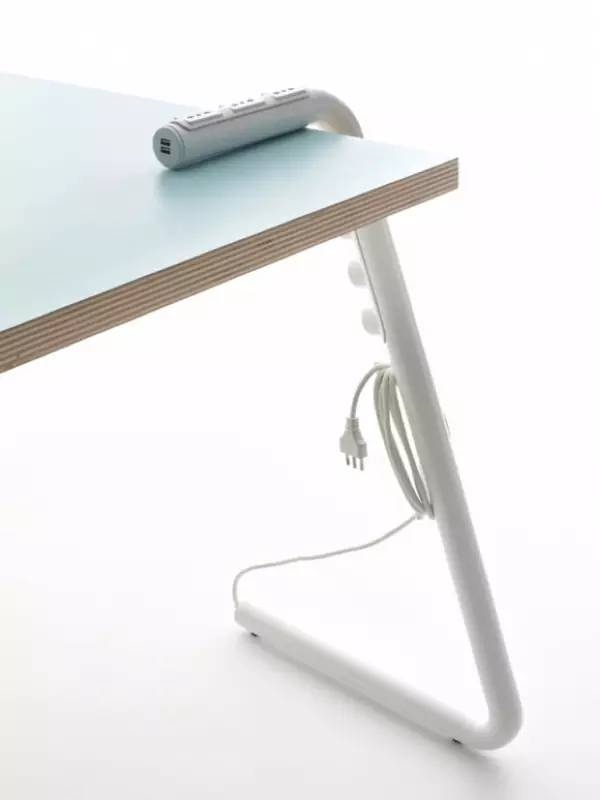 Mandalaki Table ：Mandalak設計工作室設計了這款長在桌子腿上的插座，或者說是腿上帶了插座的桌子，把桌子腿“拉長”到桌面上，多出來的一截上裝有多個電源插座。