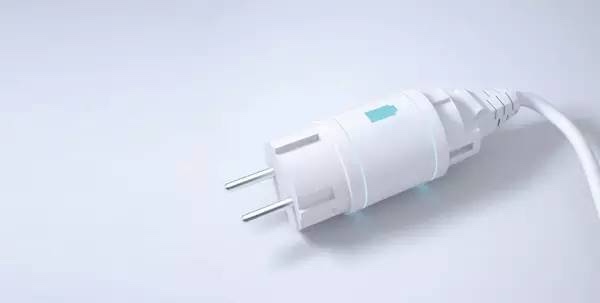 設計師 Myung-gyu Kim 把 UPS 直接和電源插頭做到一起，在斷電后仍能提供10分鐘的應急時間。