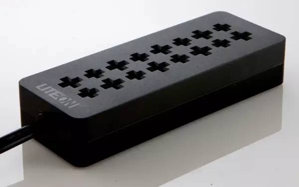設計師 Hung Wang 設計的名為 Cross Power Strip 的插座，它將火線、零線通過大小十字插口標示出來，等距孔位交錯排列，讓插頭可以自由變換方向。