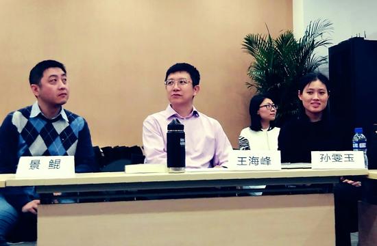 百度語音搜索開放日:百度搜索產品架構師景鯤(左)、百度技術副總裁王海峰(中),百度多模搜索部總監孫雯玉(右)