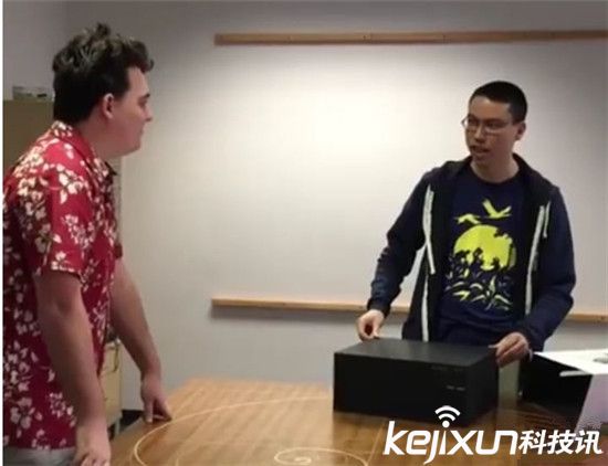 全球首臺(tái)Oculus Rift消費(fèi)版收貨啦：創(chuàng)始人送貨上門