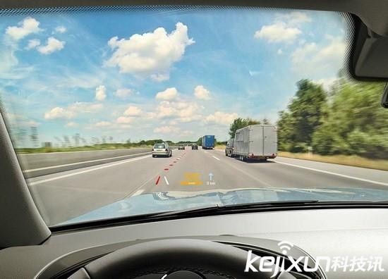 汽車擋風玻璃成精啦：一秒變身顯示屏太拉風了！