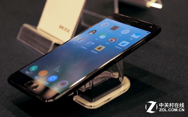 聯想ZUK Z2 Pro采用<a href=/tags/46-0.html target=_blank class=infotextkey>三星</a>最新一代5.2英寸1080P全高清Super AMOLED顯示屏幕，通過與三星深度定制，屏幕黑邊僅有0.05mm。