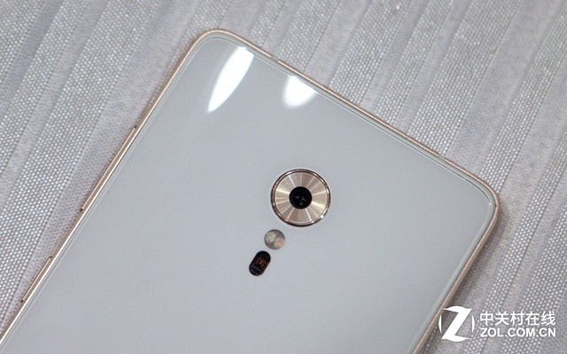 聯想ZUK Z2 Pro采用F1.8大光圈、三星最新一代1300萬像素2M8傳感器、支持PDAF+CAF雙模式對焦，支持4K視頻拍攝。閃光燈下方傳感器可用于檢測紫外線、心率、血氧。