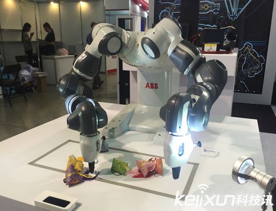 工業(yè)智能化時(shí)代已經(jīng)崛起！ VR機(jī)械手臂來了
