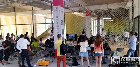 性感爆乳中國女極客SexyCyborg曬新發(fā)明：可穿戴無人機(jī)