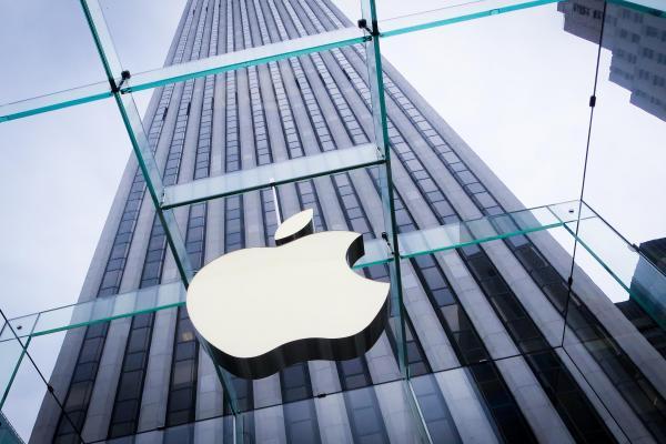 iPhone為何在中國賣不動了？兩強爭霸變?nèi)龂鴼? /><br />
蘋果</p>
<p>按照蘋果發(fā)布產(chǎn)品的慣例，蘋果的新產(chǎn)品最早也要到今年9月發(fā)布，而目前iPhone 6和iPhone 6 Plus在中國遭遇知識產(chǎn)權(quán)的官司，蘋果正經(jīng)歷新產(chǎn)品推出前的巨大挑戰(zhàn)。</p>
<p>面對勁敵蘋果的大幅下滑，<a href=/tags/46-0.html target=_blank class=infotextkey>三星</a>公司今年以來在中國市場頻頻出動。昨日，三星為中國用戶量身定做的Galaxy C系列終于正式在中國市場上銷售，記者發(fā)現(xiàn)，該產(chǎn)品線是三星加大中國本土化的主要策略之一。業(yè)內(nèi)表示，三星加大中國本土化是三星爭奪中國市場的主要手段之一，有媒體報道，三星<a href=/mobile/ target=_blank class=infotextkey>手機</a>的重新發(fā)力，使得今年第二季三星集團有望延續(xù)第一季的強勁勢頭，營業(yè)利潤預(yù)計將突破7萬億韓元大關(guān)（約合385億元人民幣）。<strong>分析師認為，這7萬億韓元的營業(yè)利潤中，三星手機有望貢獻了3.6萬億韓元，意味著移動業(yè)務(wù)營業(yè)利潤同比增長了12.4%。中國品牌崛起：“兩強爭霸”變“三國殺”。</strong></p>
<p>在三星與蘋果爭奪中國市場的同時，中國手機品牌近兩年的變化則使得原有的中國手機市場格局發(fā)生巨大變化。據(jù)了解，在運營商主導(dǎo)時代，“中華聯(lián)酷”（中興、<a href=/tags/96-0.html target=_blank class=infotextkey>華為</a>、酷派和<a href=/tags/105-0.html target=_blank class=infotextkey>聯(lián)想</a>）成為中國品牌的主要標(biāo)志，但隨著近年運營商補貼的大幅下滑，中國本土手機品牌發(fā)生了巨大變化，“中華聯(lián)酷”四大品牌中，<strong>除了華為繼續(xù)做大之外，其他三個品牌則被淹沒，而包括<a href=/tags/574-0.html target=_blank class=infotextkey>OPPO</a>、<a href=/tags/92-0.html target=_blank class=infotextkey>vivo</a>品牌則迅速成長</strong>。</p>
	</div>
	<div   id=