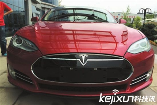 特斯拉電動汽車 緊急呼叫支援兵完善無人駕駛！