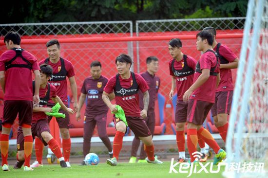 國足沈陽備戰下場同伊朗比賽 隊員訓練身上所穿內衣是什么？