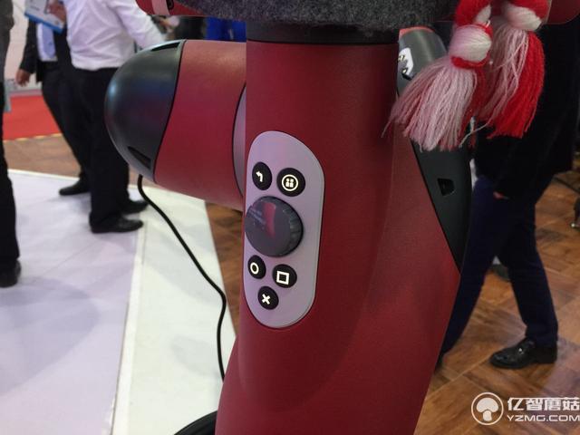 誰說機械臂就一定粗魯？這個機器人你碰一下它就不動了