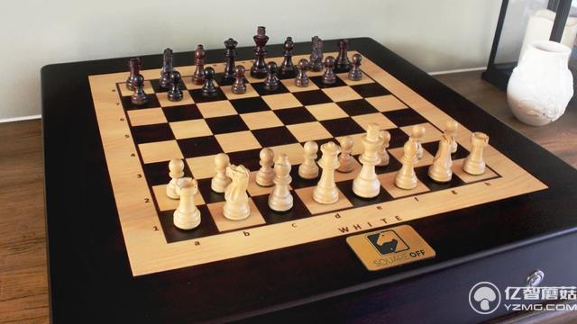 這棋盤有哈利的魔法？隔著地球也能對(duì)戰(zhàn)下棋