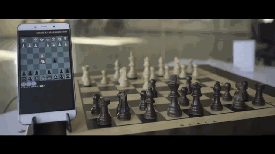 這棋盤有哈利的魔法？隔著地球也能對(duì)戰(zhàn)下棋