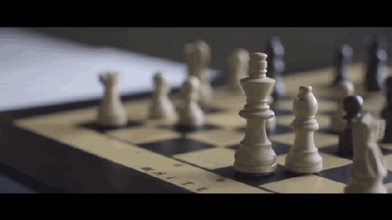 這棋盤有哈利的魔法？隔著地球也能對(duì)戰(zhàn)下棋