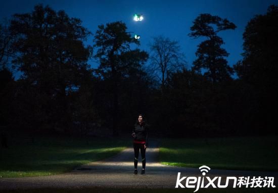 無人機提供夜晚照明服務(wù) 走夜路不再害怕