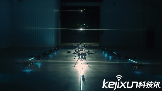 無人機提供夜晚照明服務(wù) 走夜路不再害怕
