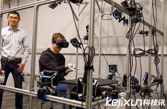 Oculus打造VR手套 將取代VR手柄控制？