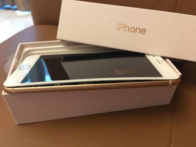 iPhone8“爆裂”事件不斷 美國(guó)再現(xiàn)兩例iPhone8手機(jī)面板開裂