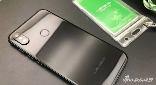 外媒：小米8在設(shè)計(jì)上模仿了蘋果的iPhone X