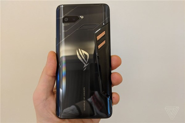華碩ROG Phone游戲手機發布：可外接散熱風扇