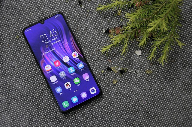vivo X23幻夜藍(lán)版圖賞:炫光漸變色設(shè)計(jì)，在光線(xiàn)下十分純美
